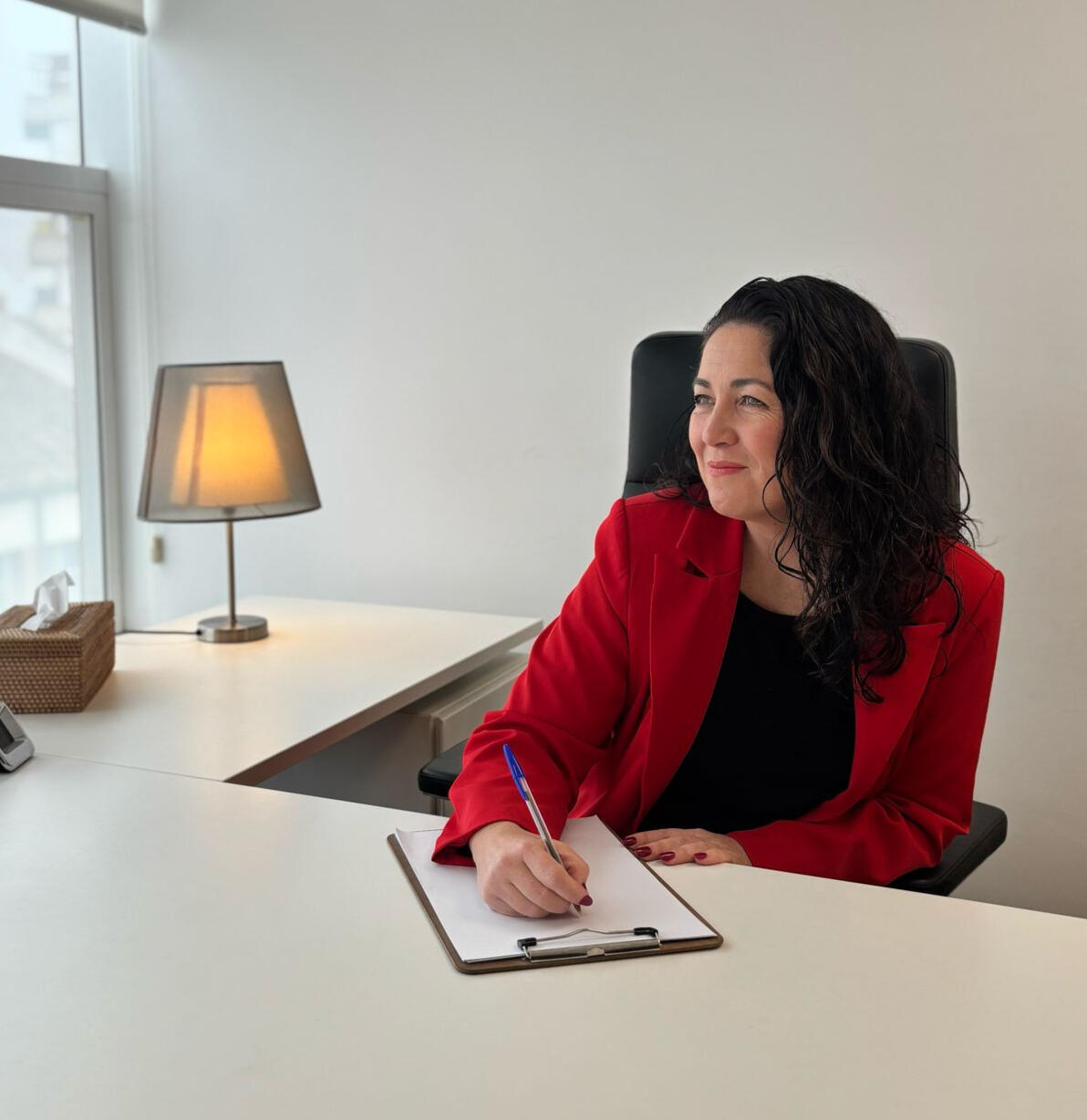 Soy Miriam Segarra, psicóloga especializada en terapia familiar sistémica. Acompaño a personas, parejas y familias que atraviesan momentos de dificultad emocional o relacional. Creo profundamente en la importancia de ofrecer un espacio de escucha, respet